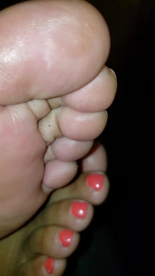 karısı rahatlatıcı ayaklar üzerimde