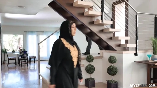 Müslüman karısı adamın aletini alır