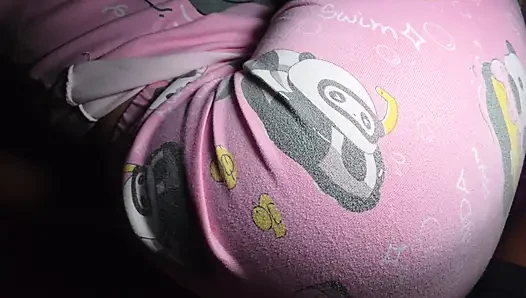 Üvey annemin arkadaşıyla gece herkes dinlenirken seks yapıyorum