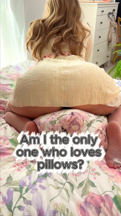 Orta yaşlı seksi kadın, yastık ve büyük göt, mükemmel bir kombinasyon