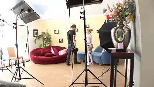 Dik damızlık gets bir bj sonra kâkül bir sevimli bebek üzerinde the kanepe