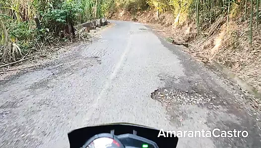 Bir arkadaşımın karısıyla röportaj yapıyorum, onu eve götürüp onu sikmeme izin veriyorum