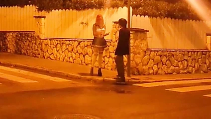 Kızıl saçlı genç yabancılardan yardıma ve iyi bir lanete ihtiyaç duyuyor