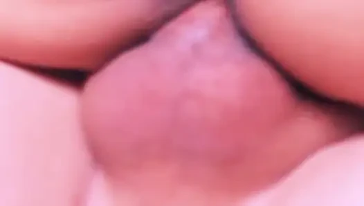 Derine biniyor ve son dökülmeye kadar yarağının üzerinde zıplıyor.