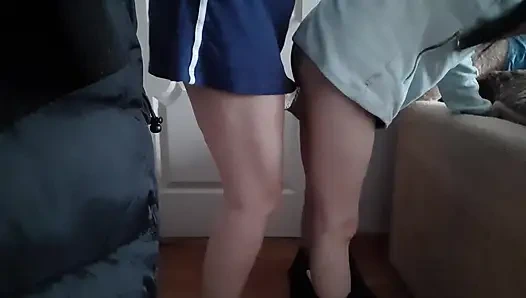 Karımı şişeyle domaltarak sallıyor ve sikiyorum