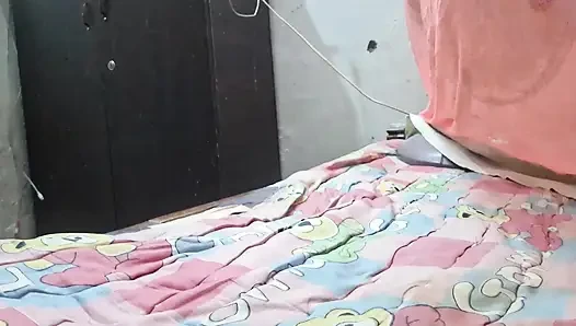 Domaltarak sakso çekiyor ve kocamın arkadaşıyla sikişiyor