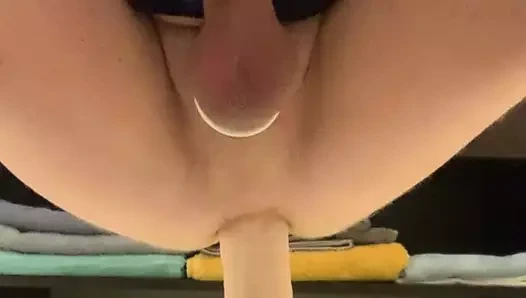 Büyük yapay penis ile oynayan çocuk