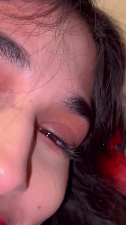 Seksi latin yarak gırtlağına kadar alıyor ve Noel ağacının altında döl yutuyor | Klip 1