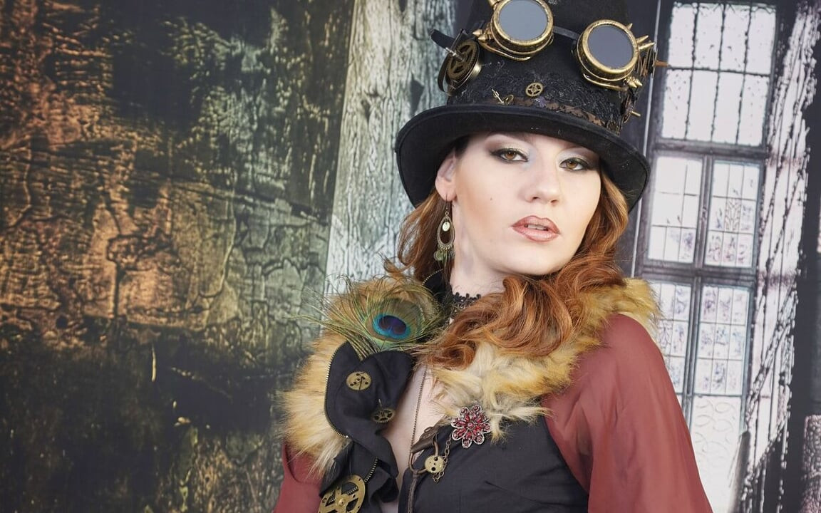 374 Elena Vega teknede Steampunk kostümü içinde korsan kız olarak