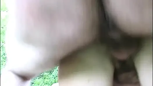 Parkta edepsiz orta yaşlı seksi kadın genç arkadaşları tarafından sikiliyor ve götten sikiliyor