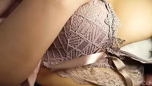 Maskeli Asyalı genç kız büyük bir yarakla sikiliyor