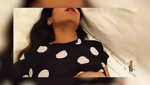 Azgın Hintli kız sikiş arkadaşı tarafından sikiliyor