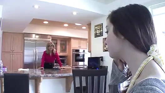 Olgun ve genç sürtükler harika lezbiyen eyleminde