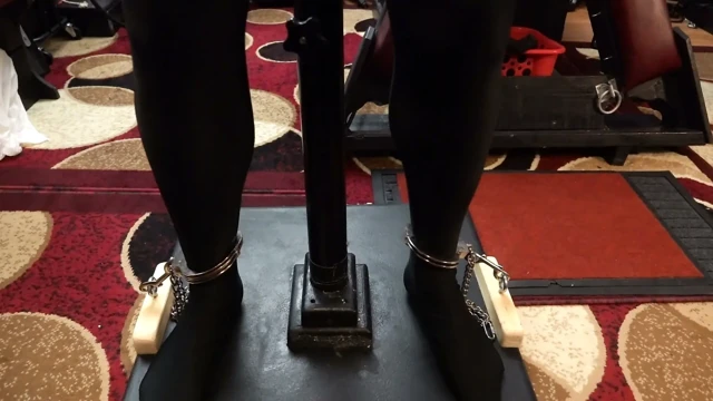 Locktober'da Keşişlik Kafesi, Çelik Kelepçeler ve Pisuvar Ağızlıkla Oyun