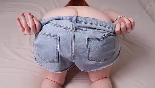 Üvey baba 18 yaşındaki minyatür üvey kızının yüzünü bitirdi ve onu sikmeye devam etti