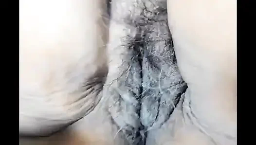 Amcığıma iyi bir parmaklama ve çok eski dildomu kullanarak orgazm oldum.