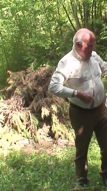 Захватывающий момент из "Хельга, 69-летняя возбужденная, волосатая пизда с мясистыми висячими сиськами позволяет себя отшпилить"