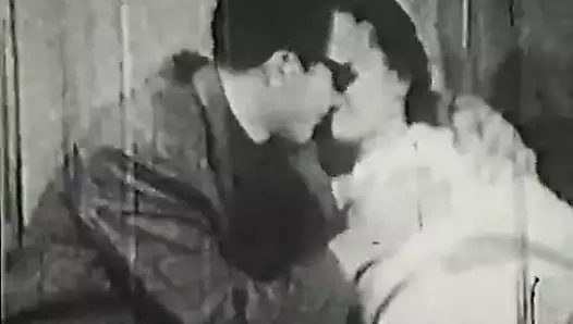 Bıyıklı çocuk genç tatlının amını sikikleri (1950'lerde vintage)