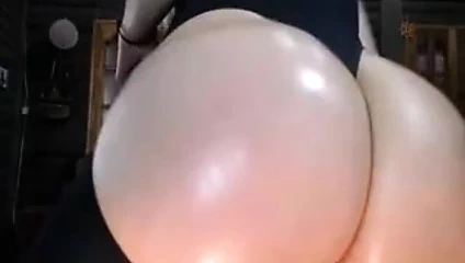 Büyük soluk yağlanmış yuvarlak götlü büyük memeler sert meme uçları