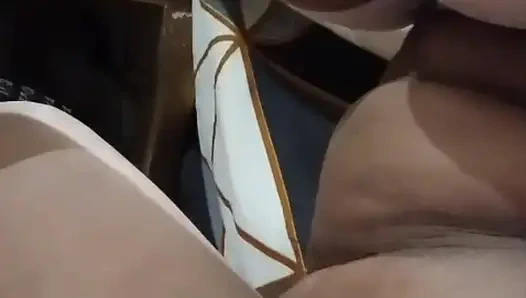 Komşu Komal'ı onu parmaklarken gördü, arazisini tuttu ve altına çekti, sonra üstüne işedi