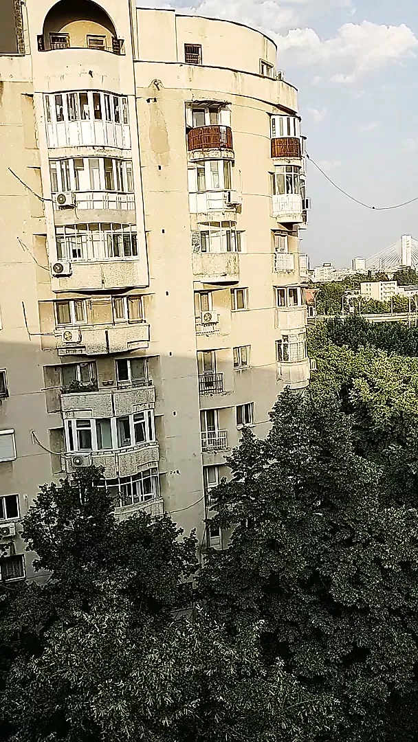 Kirli inşaat işçisi neredeyse aletiyle yakalandı