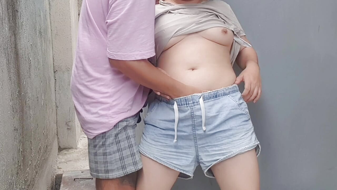 Kayınbiraderimi evinin önünde sikiyorum