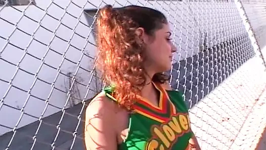 Genç sürtük büyük bir grup yaşlı adam tarafından tavlanıyor ve ağzından sikiliyor