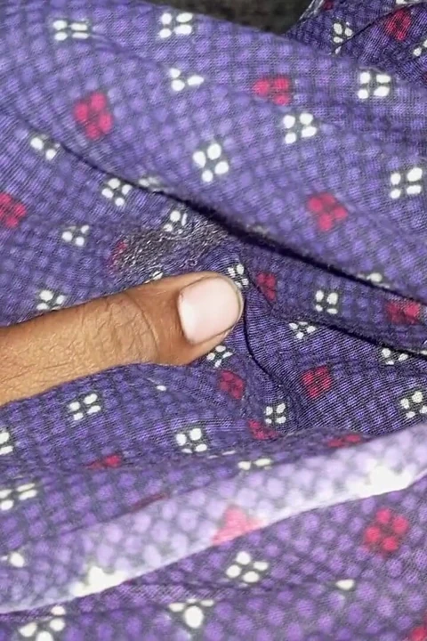 Hintli eşcinsel oğlan büyük yarakla anal sikişiyor
