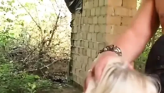 Büyük memeli sarışın orta yaşlı seksi kadın bahçede anal sikiliyor
