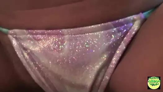 Bikinili yaramaz Asyalı melek misyoner ve domaltarak yatakta iyi sikiliyor