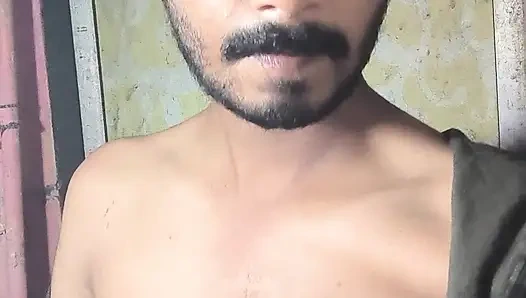 Vücudunu gösteriyor