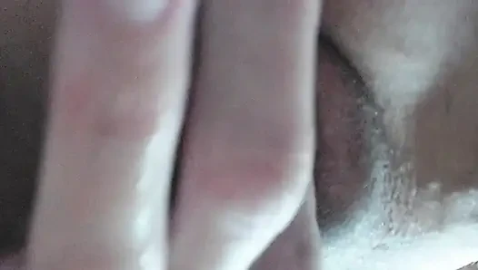 Orta yaşlı seksi kadın dildo kullanıyor ya da parmak ustası amına veya anüsüne dayanıyor