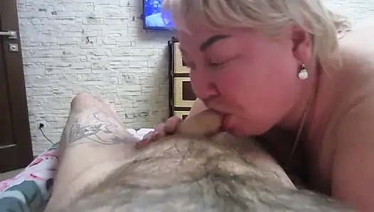 Olgun şişman orta yaşlı seksi kadın yarağımı emiyor ve beni boşaltıyor