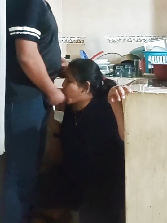 Bulaşık yıkarken çalışanını sikiyorum, neredeyse karım tarafından keşfediliyor