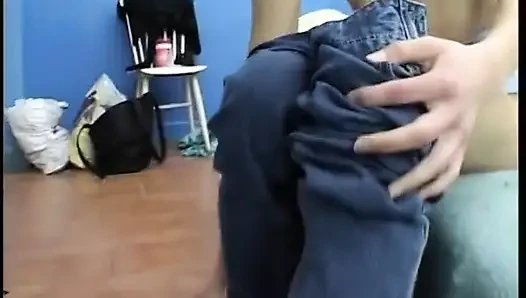 Sarışın genç kız ıslak amcığını ovuyor