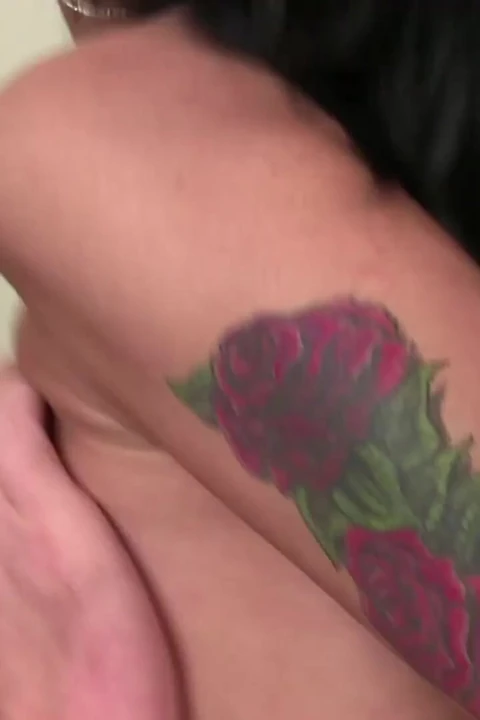 Orta yaşlı seksi kadın ve olgun bir yarağı paylaşıyor