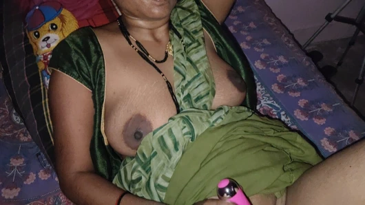 Bugün kocam evde yokken amcığımdaki kaşıntıyı vibratörle hafiflettim