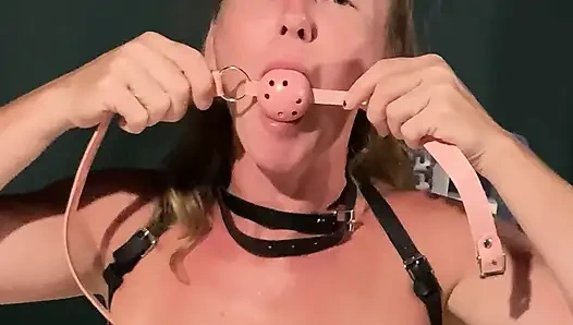 Seks oyuncakları ağız tıkaç topunu deniyor