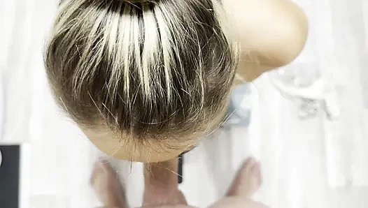 Evde kimse yokken açgözlüce onun yarağını emiyor