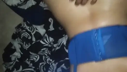 Dört ayak üzerinde sikiliyor ve ağzından sikiliyor, oral seks, domaltmalı