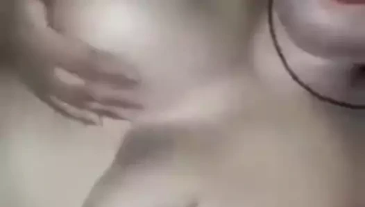 Desi kız kedi parmak