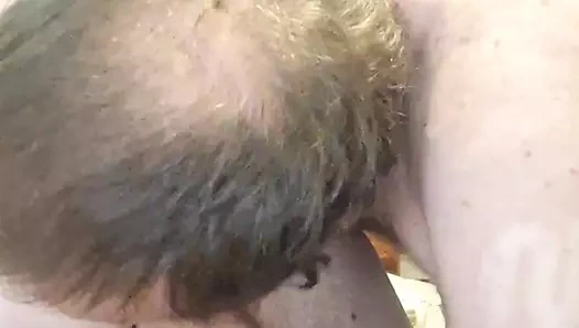 Sapık seksi koca ateşli iri güzel orta yaşlı seksi kadın ev hanımının götünü yalıyor