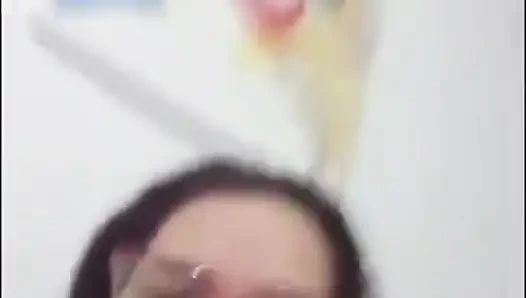 Yüzüne fışkırt onu al