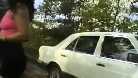 Çarpıcı Fransız bayan lezbiyen eğlencesi yapmadan önce bir yarağı memnun ediyor