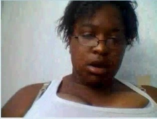 Zenci kamerada büyük göğüslerini gösteriyor