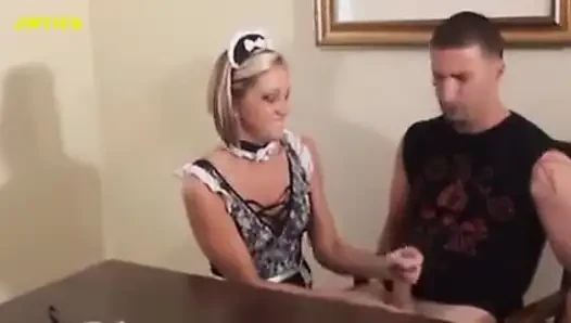 Sahibe hizmetçi akıyor