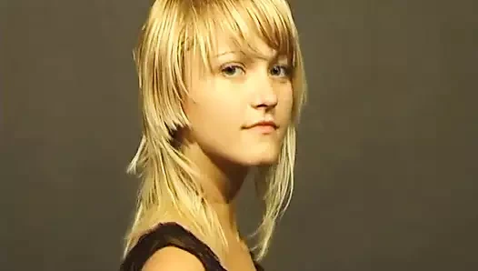 Michala'nın ilk porno performansı senin zevkin için kendine dokunan sarışın bir fahişe