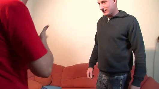 Büyük memeli çirkin orta yaşlı seksi kadın genç yarağın ağzına boşalmasını seviyor