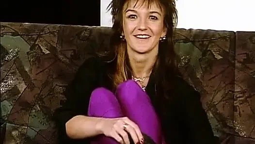 Almanya'dan büyük memeli bebek oyuncağıyla oynuyor