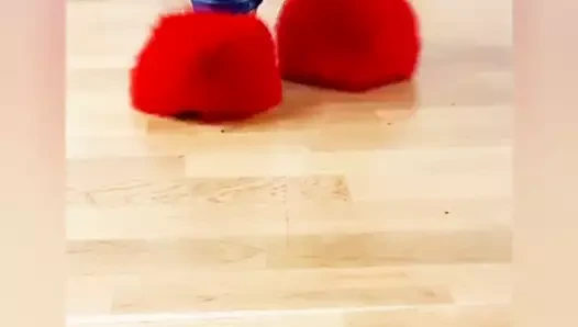 Kırmızı kabarık topuklu ayakkabılar